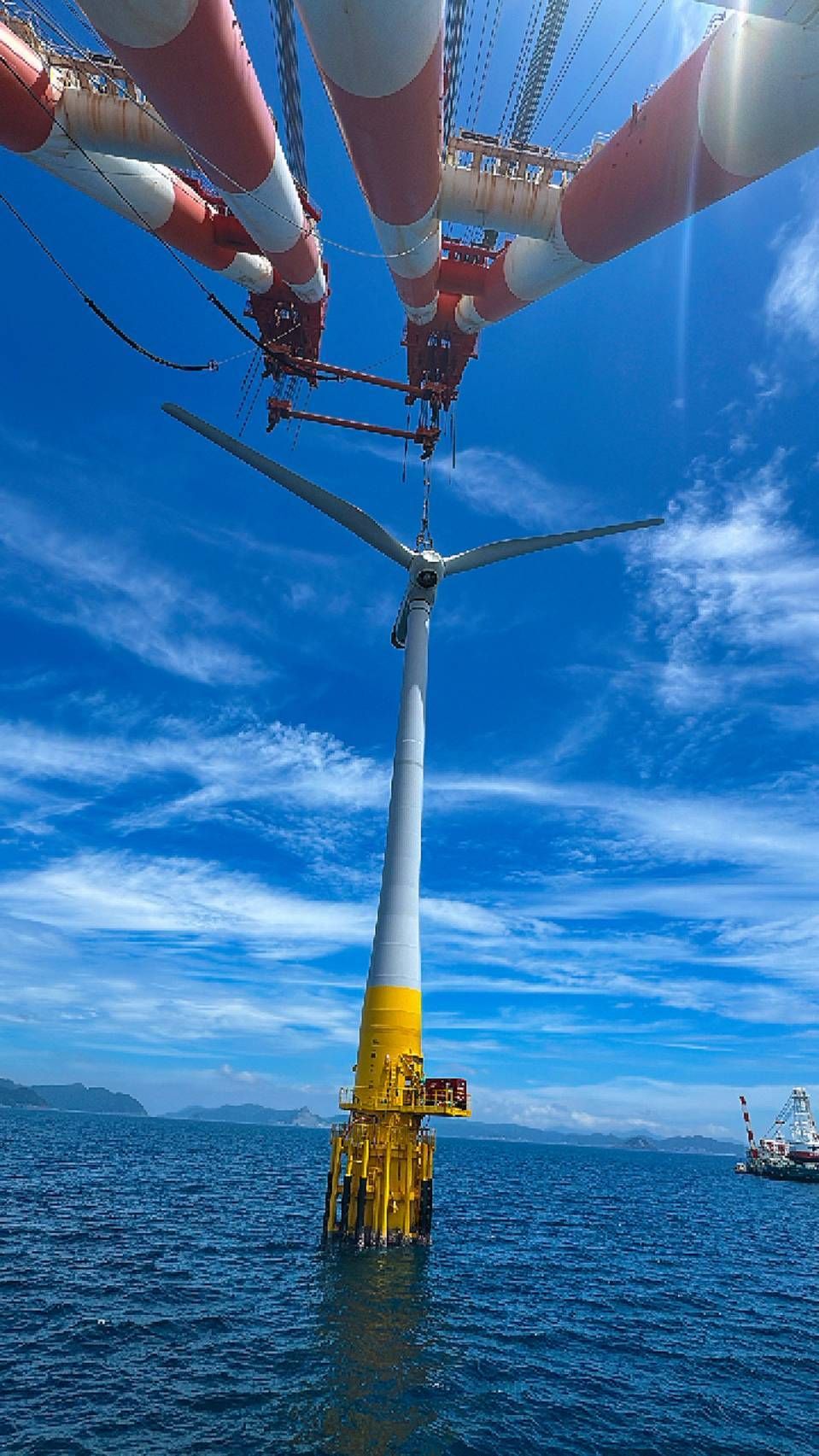 五島市沖洋上風力発電事業作業所の現場写真（洋上の風車とクレーン）